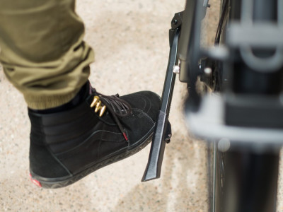 BBB BKS-08 UniKick clampmount matt black 26/29 inch atraminė kojelė