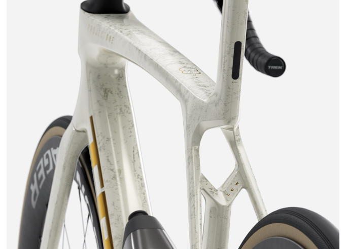 Road bike TREK Madone SLR 7 AXS | Era White/Supernova Marble