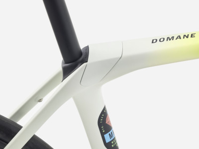 Road bike TREK Domane SL 6 Gen 4 | Era White/Glowstick/Coral Fade